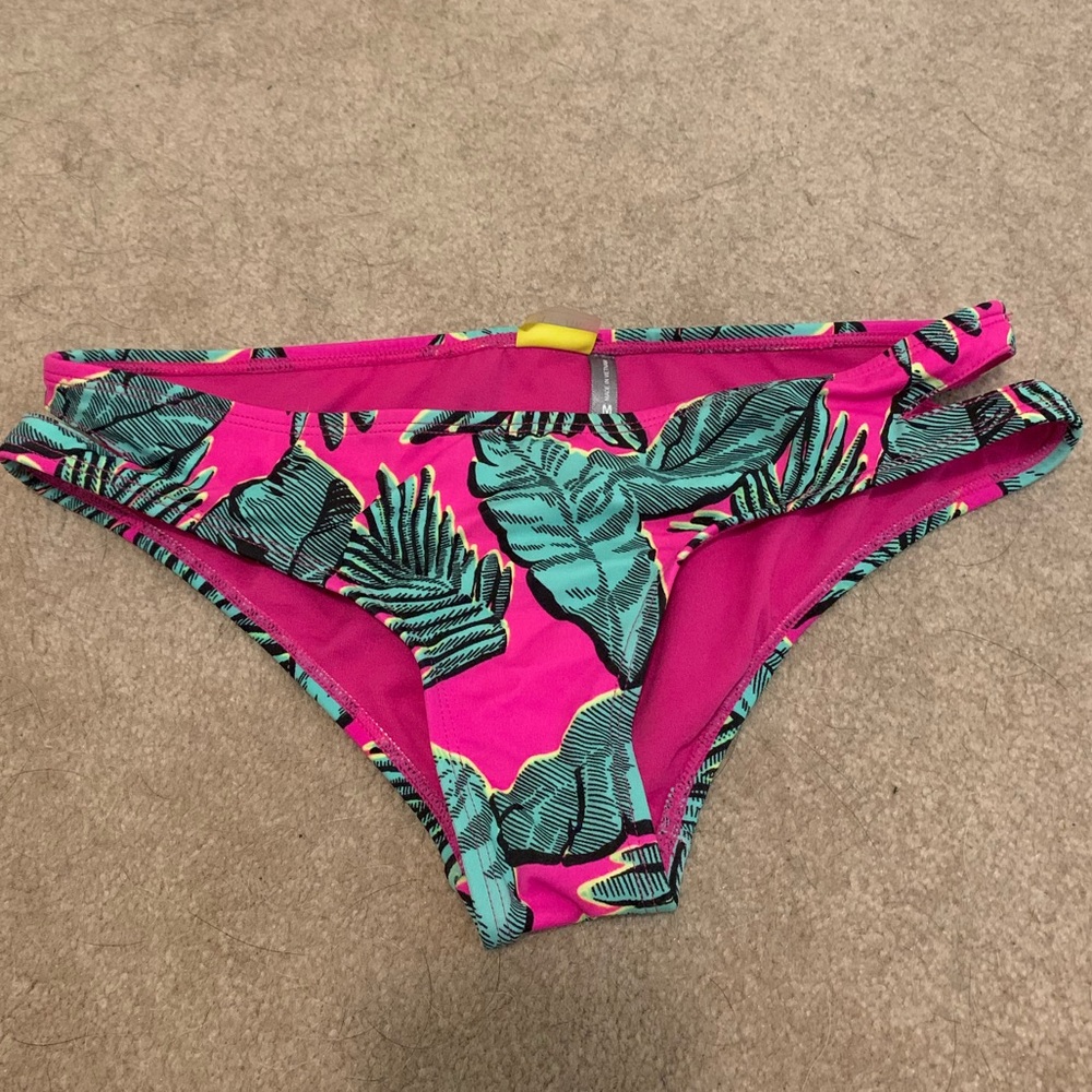 Cheeky bikini bottoms with side slit